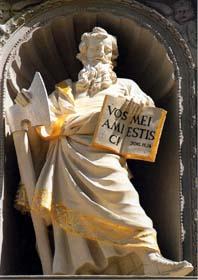 Der Apostel Matthias über dem Portal der Basilika in Trier. (c) C. Minwegen